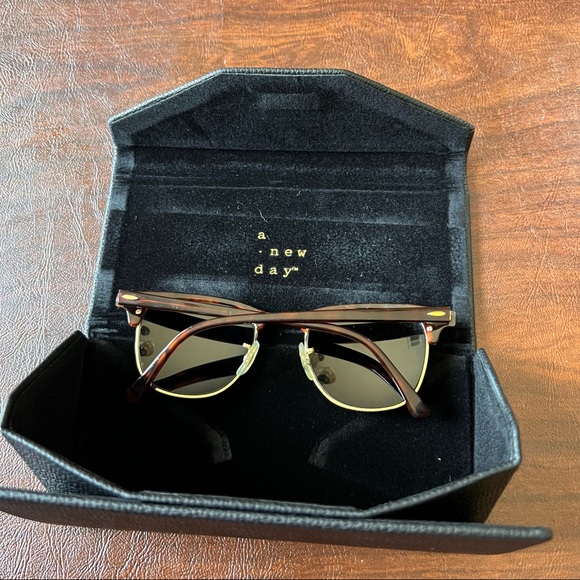 Ray-Ban - Clubmaster Sunglasses - Picture 3 of 14